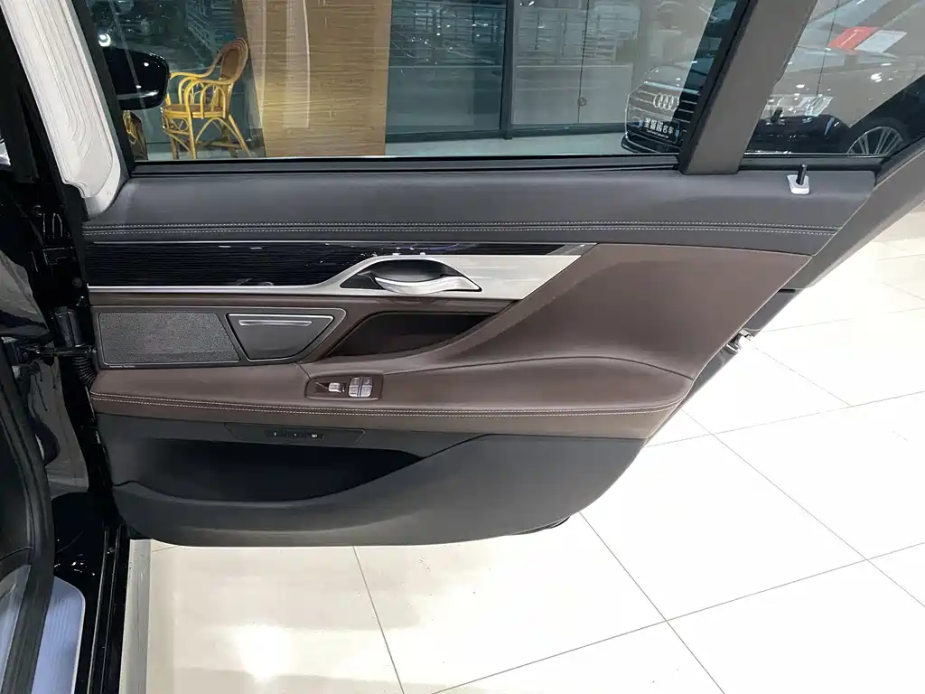 BMW 7 Series — миниатюра 14