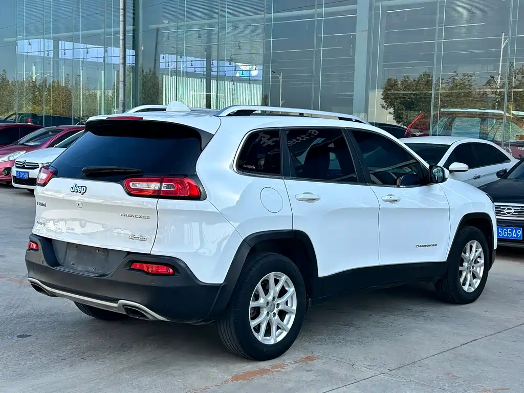 Jeep Cherokee — миниатюра 9