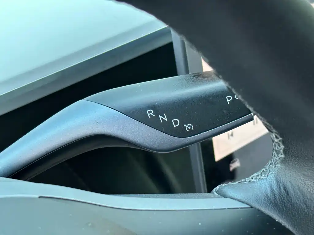 Tesla Model Y — миниатюра 16