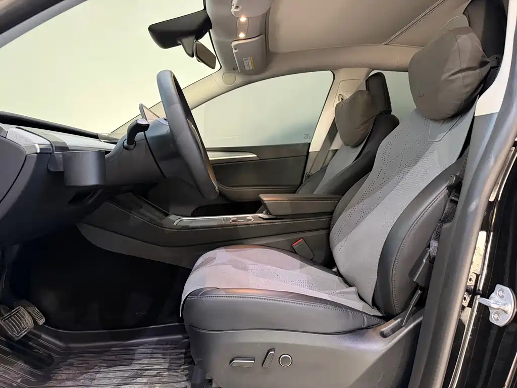 Tesla Model Y — миниатюра 6
