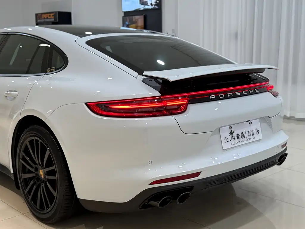 PORSCHE PANAMERA