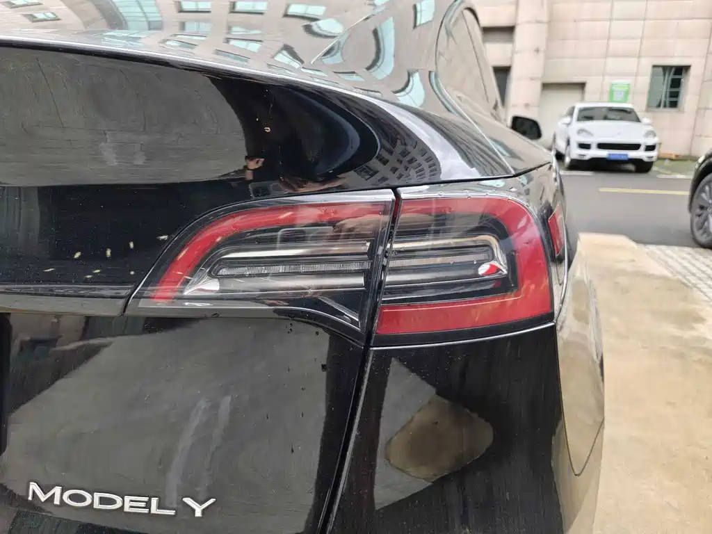 Tesla Model Y — миниатюра 23