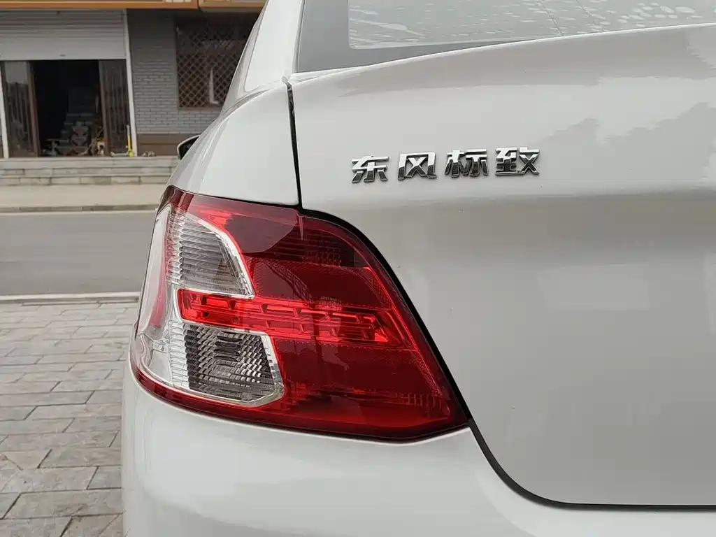 Peugeot 301 2016 1.6L MT Comfort
