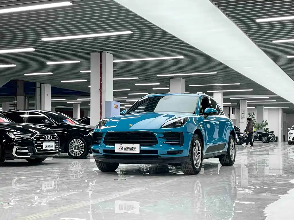 PORSCHE MACAN