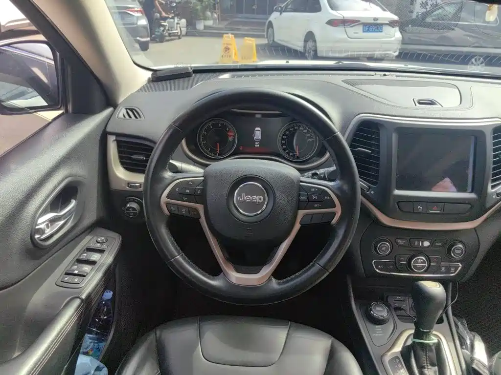 Jeep Cherokee — миниатюра 6