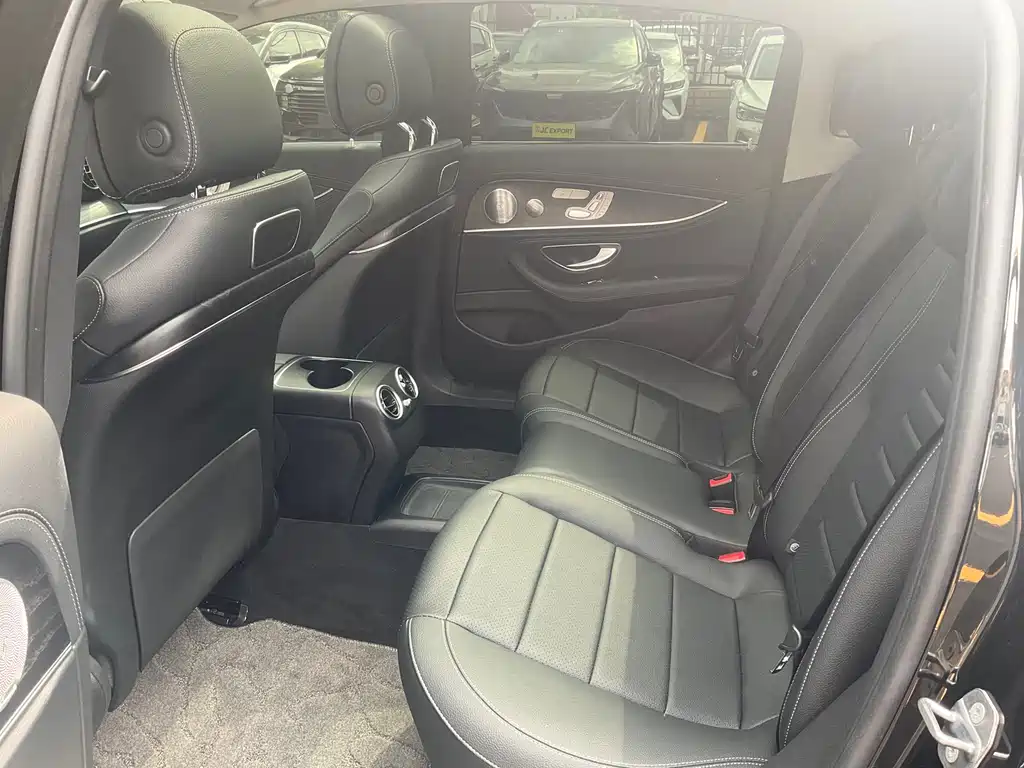 Mercedes-Benz E-Class — миниатюра 14