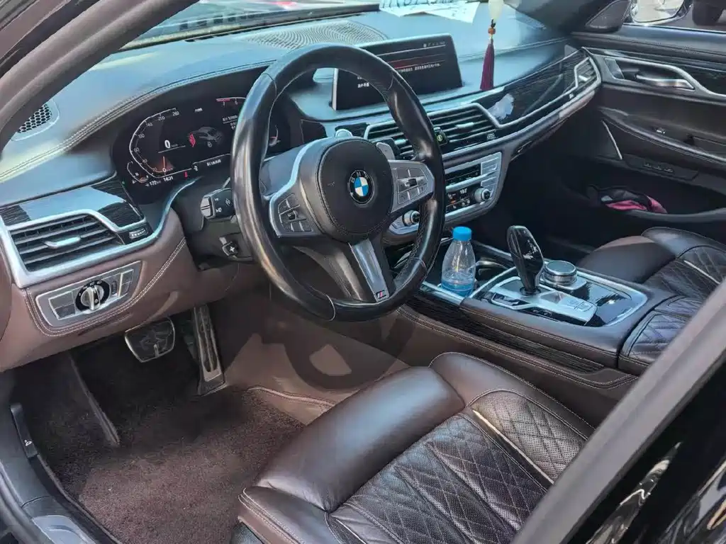 BMW 7 Series — миниатюра 7