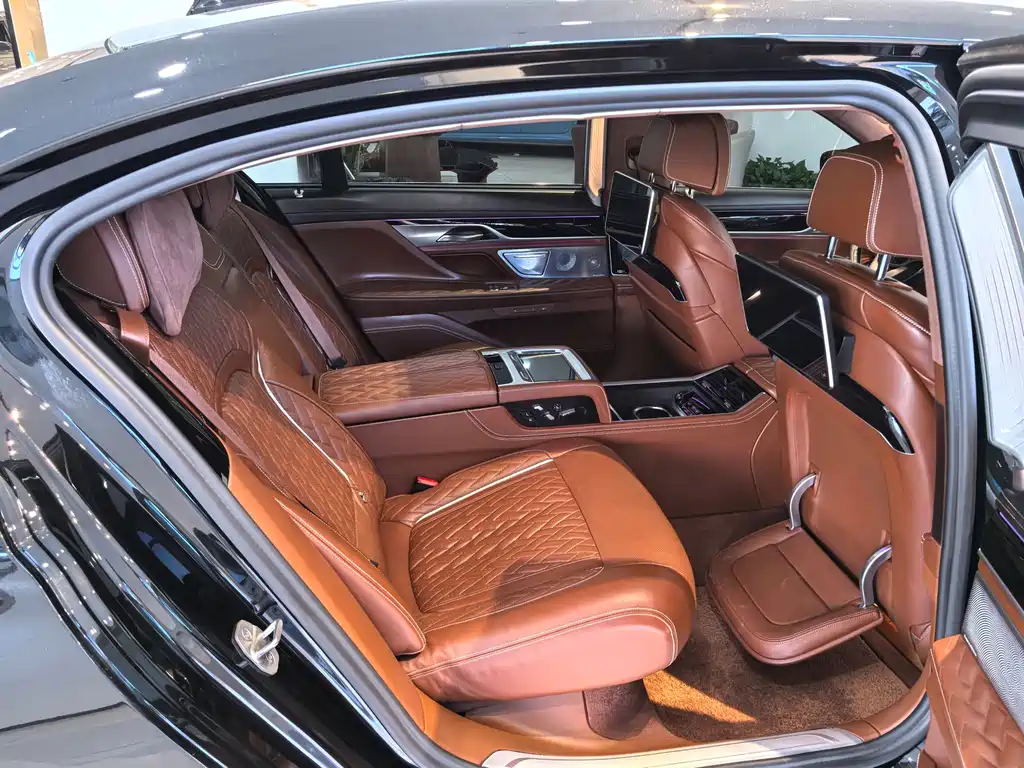 BMW 7 Series — миниатюра 14