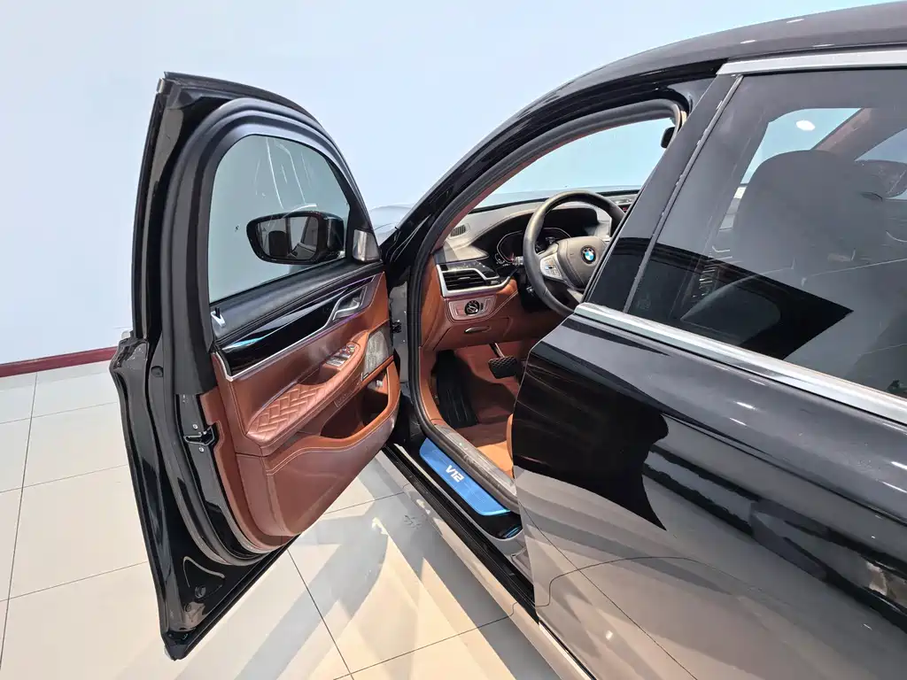 BMW 7 Series — миниатюра 11