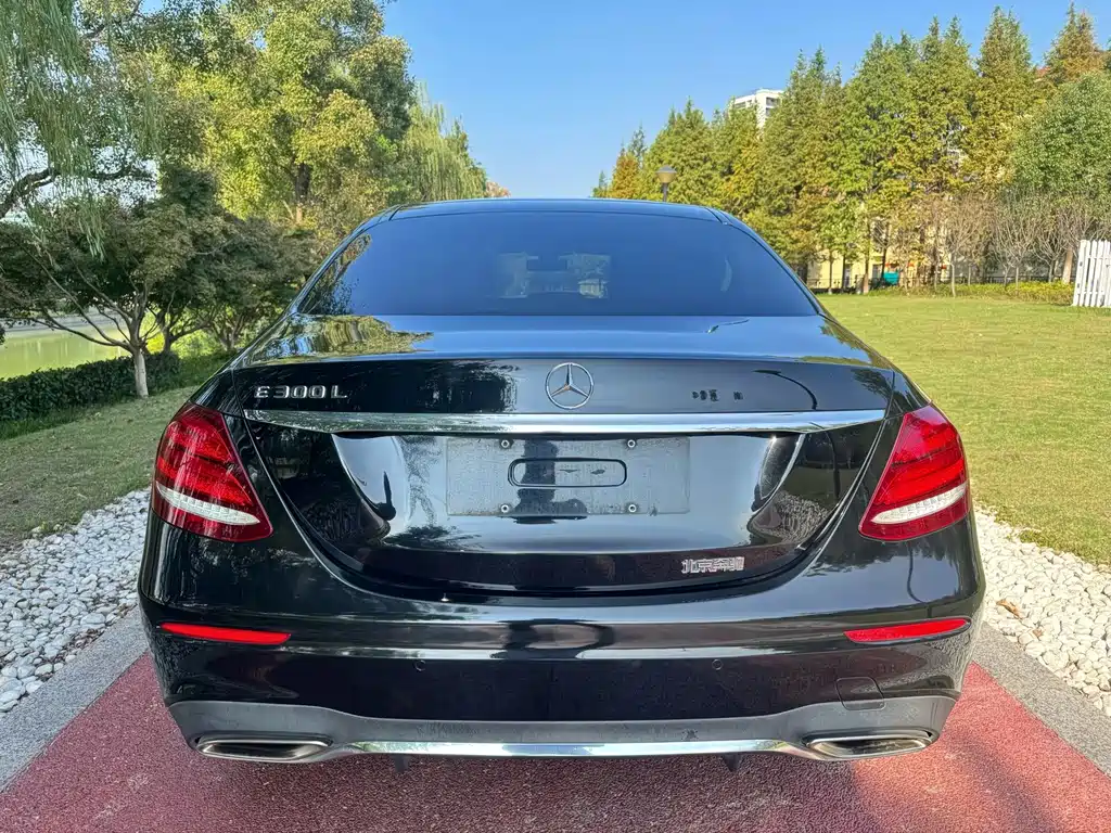 Mercedes-Benz E-Class — миниатюра 9