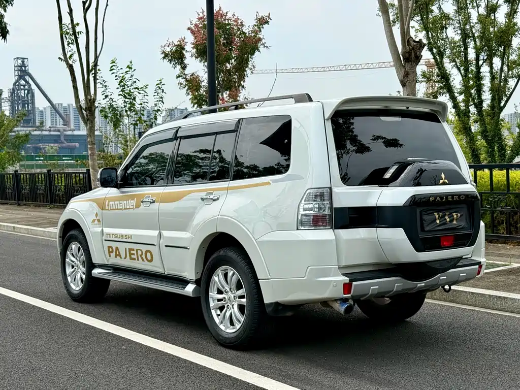 Mitsubishi Pajero (Import) — миниатюра 8