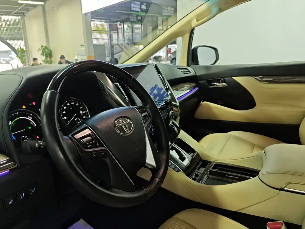 Toyota Alphard — миниатюра 5