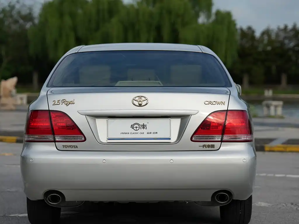 Toyota Crown — миниатюра 8