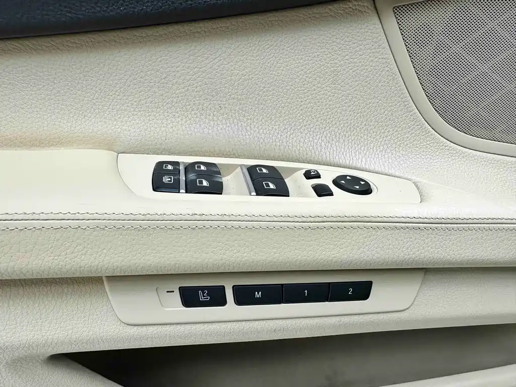 BMW 7 Series — миниатюра 8