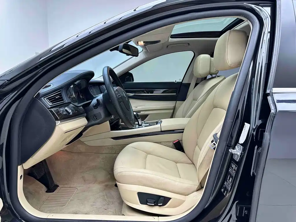 BMW 7 Series — миниатюра 9