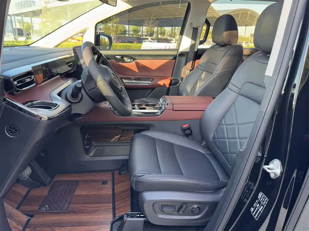 GAC Motor Trumpchi E8 PHEV — миниатюра 4
