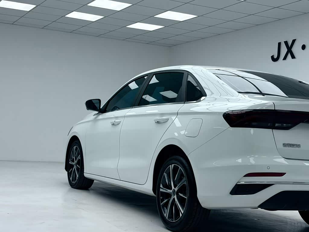 Geely Emgrand 1.5 л 2022 г. Белый, пробег 14000 км