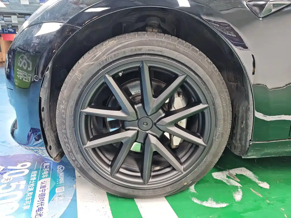 Tesla Model 3 — миниатюра 3