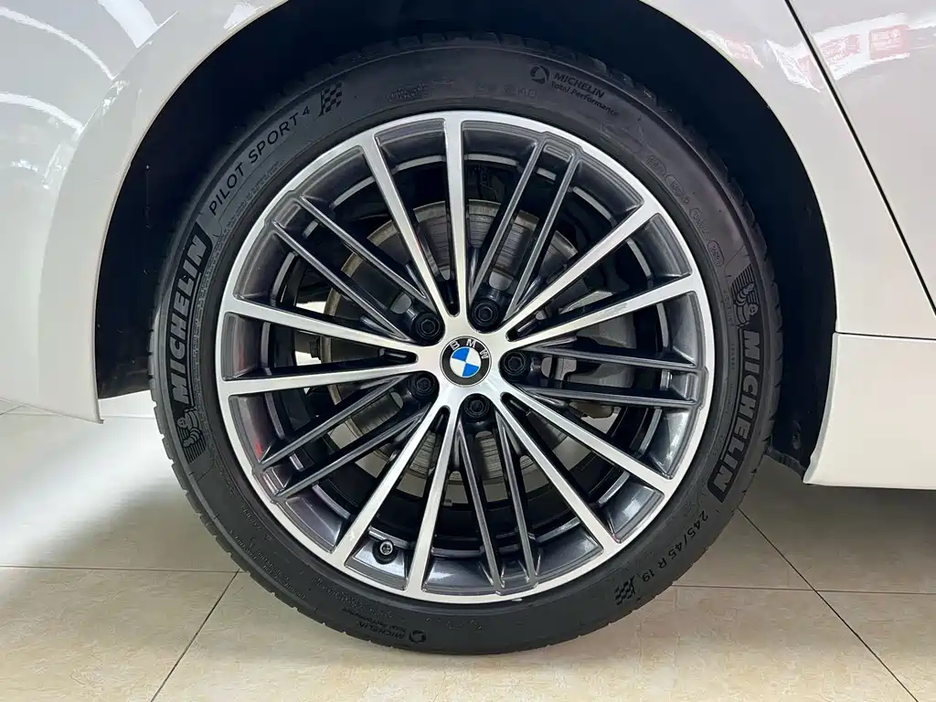 BMW 5 Series — миниатюра 27