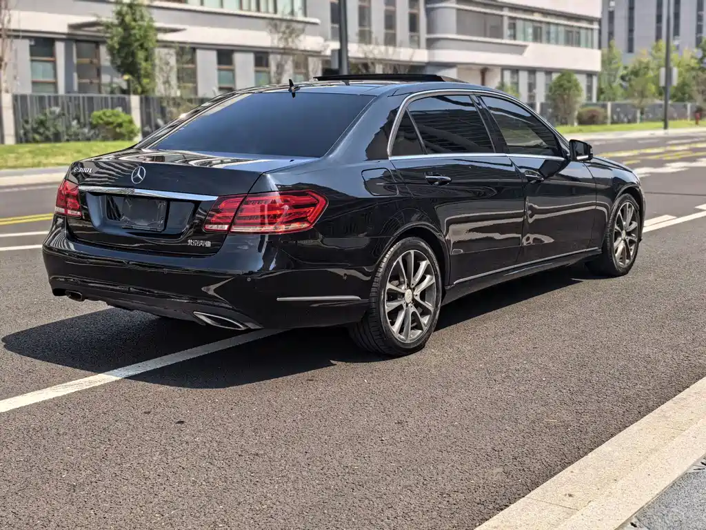 Mercedes-Benz E-Class — миниатюра 7