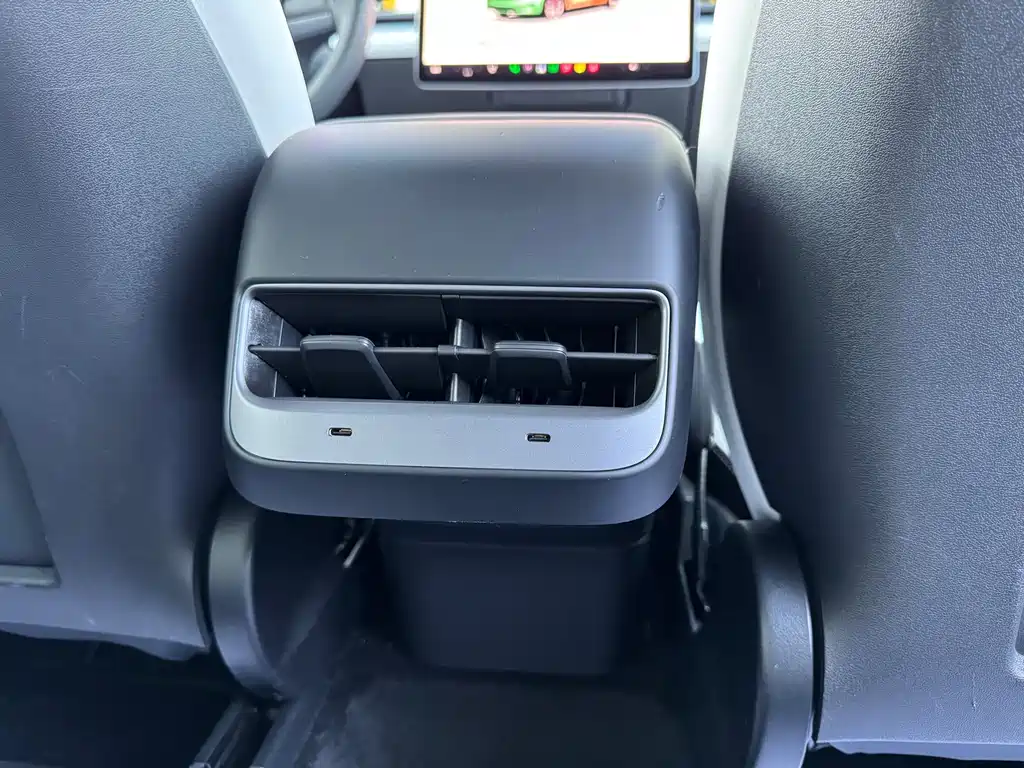 Tesla Model Y — миниатюра 17