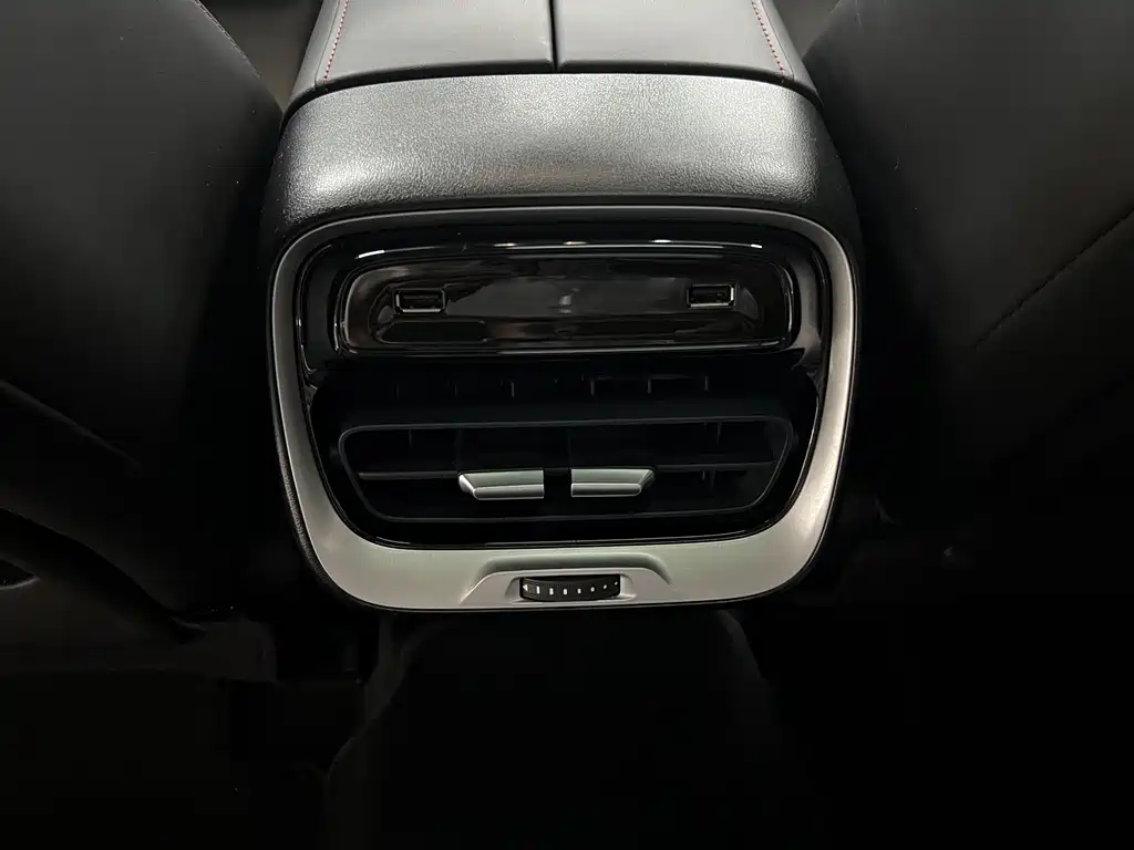 XPeng P7 — миниатюра 12