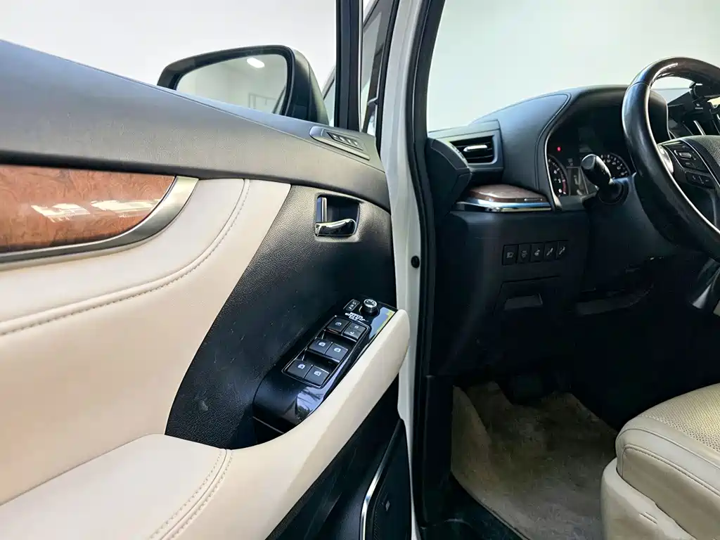Toyota Alphard — миниатюра 9