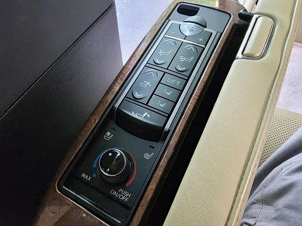 Toyota Alphard — миниатюра 25