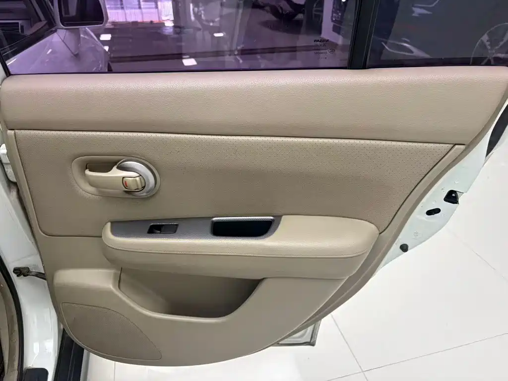Nissan Tiida — миниатюра 16