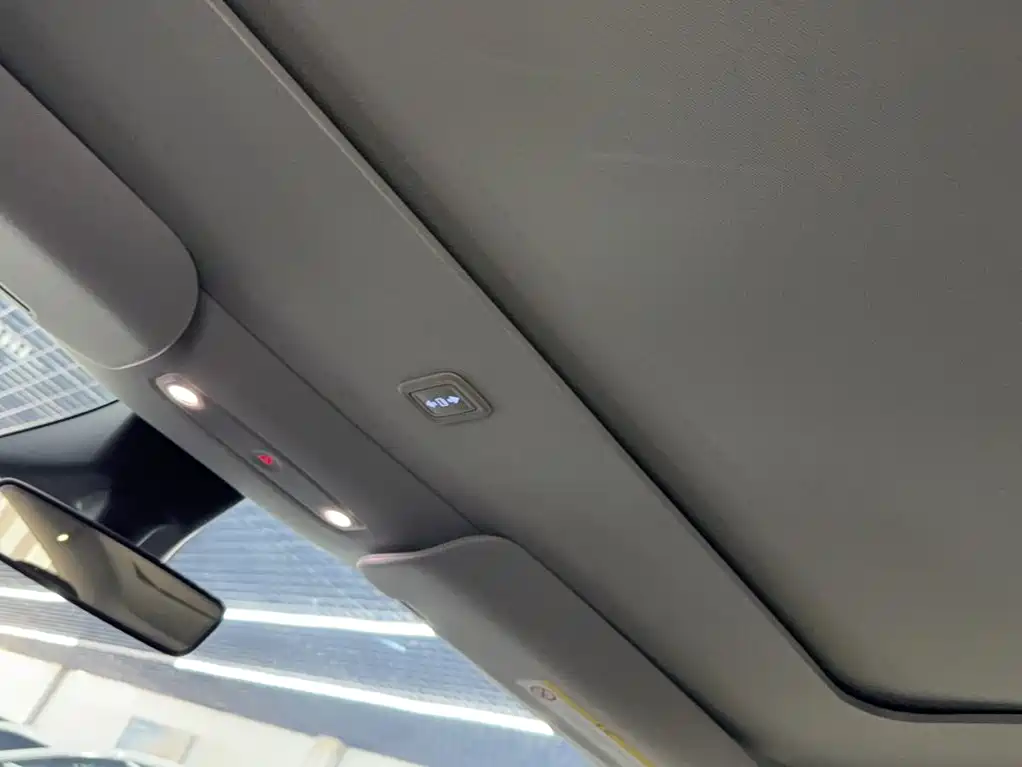 Tesla Model Y — миниатюра 6