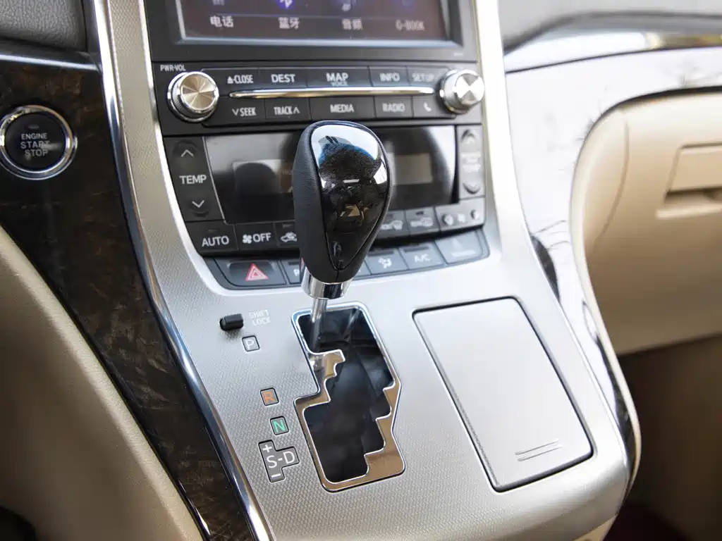 Toyota Alphard — миниатюра 26
