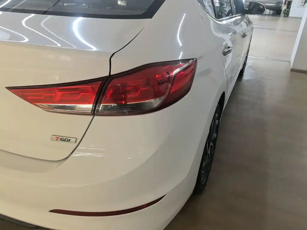 Hyundai Elantra — миниатюра 8