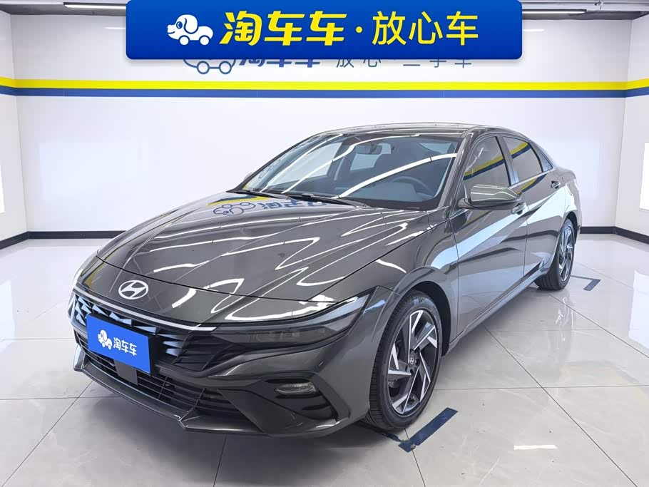 Hyundai Elantra 1.5 л 2026 г. Серебристо-серый, пробег 3700 км