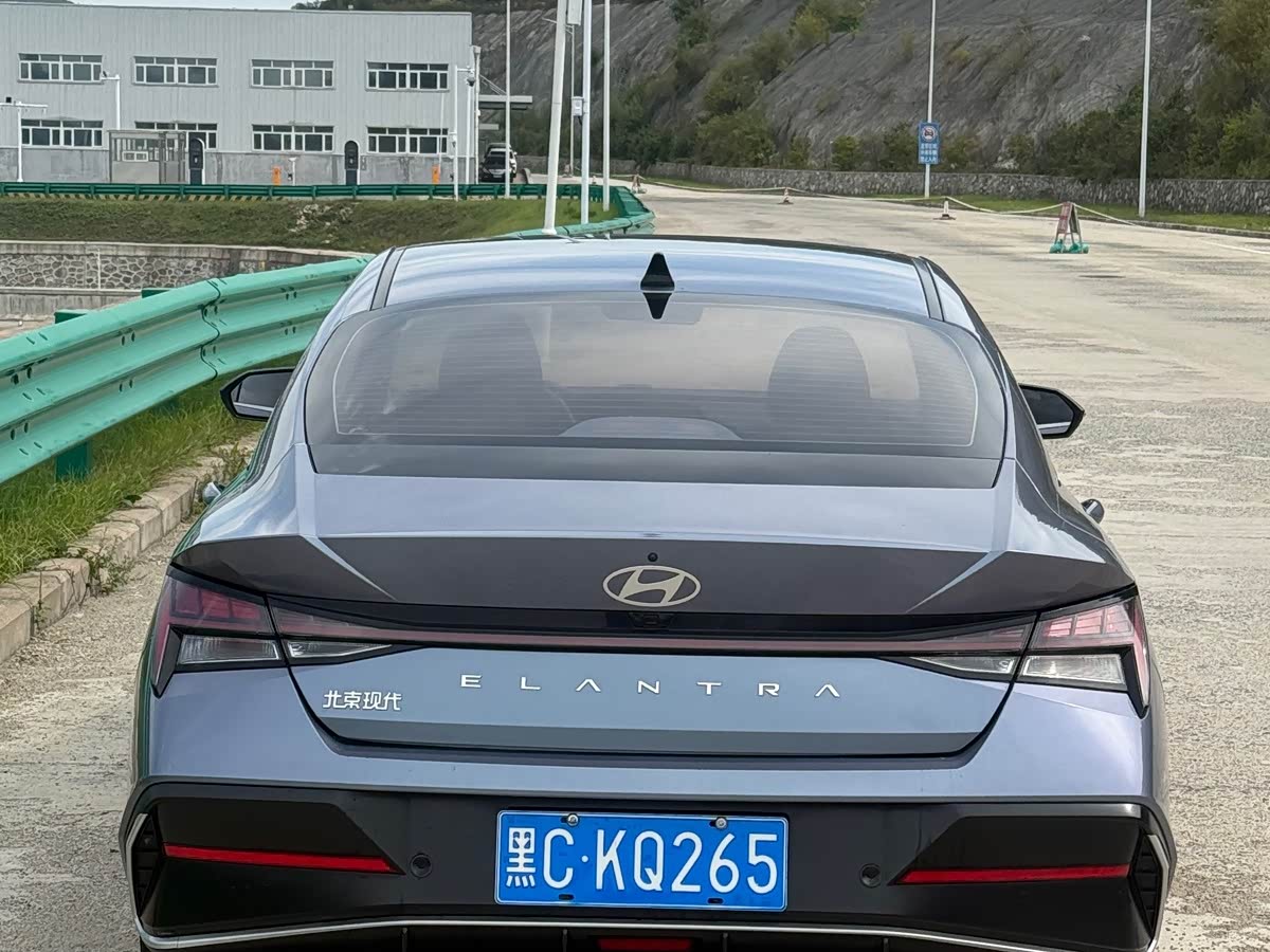 Hyundai Elantra 1.5 л 2023 г. Голубой, пробег 18000 км