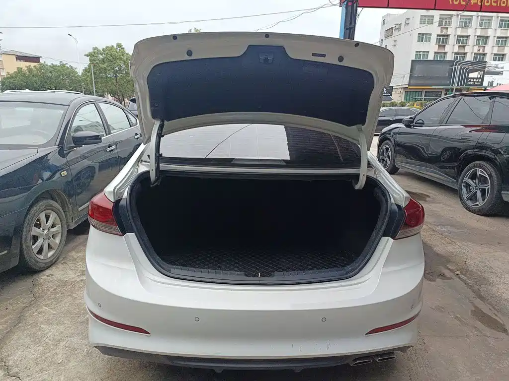 Hyundai Elantra — миниатюра 19