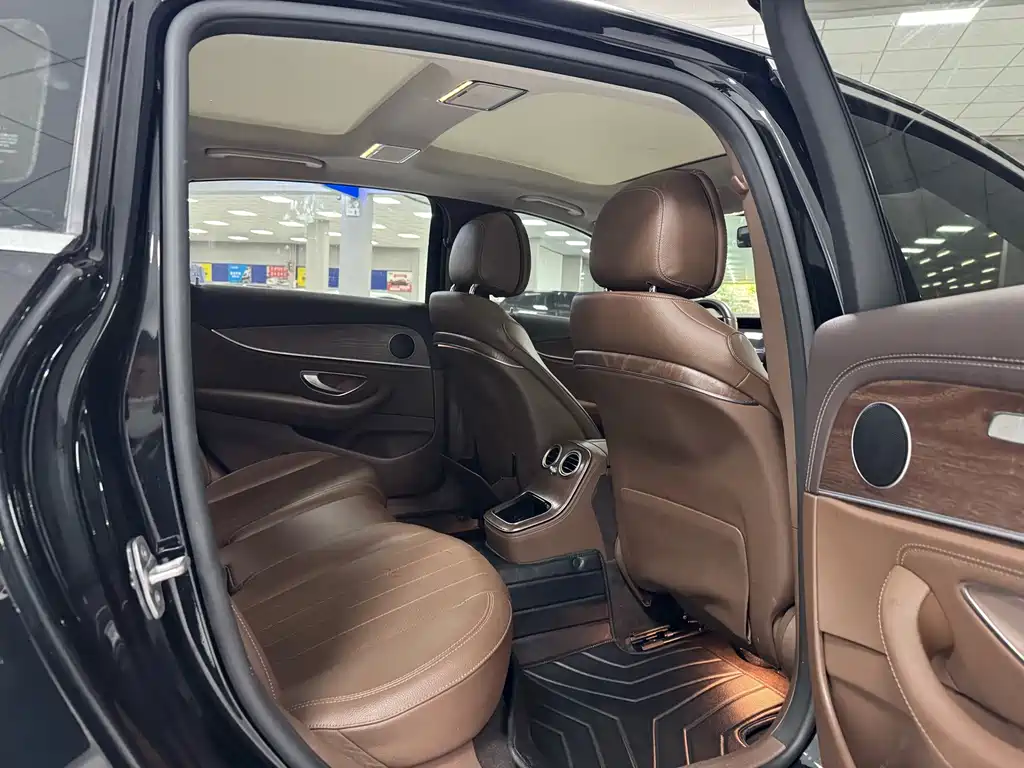 Mercedes-Benz E-Class — миниатюра 6