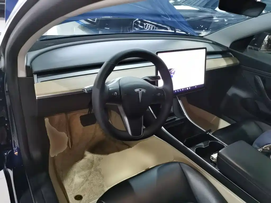 Tesla Model 3 — миниатюра 10