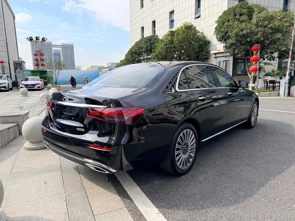 MERCEDES-BENZ E CLASS