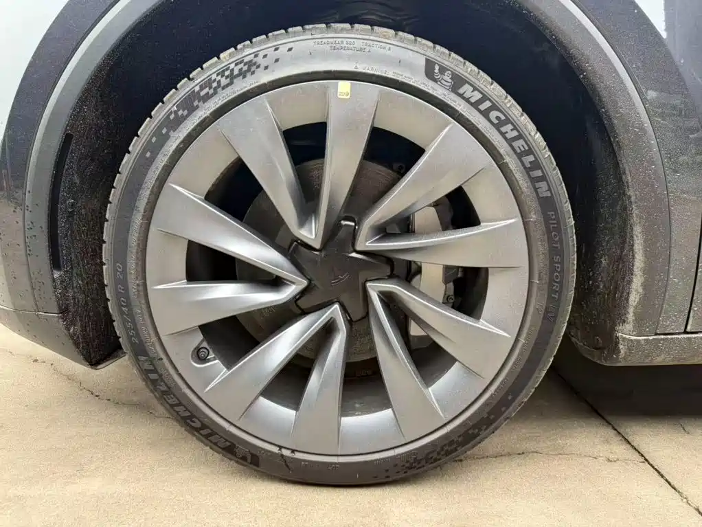 Tesla Model Y — миниатюра 24