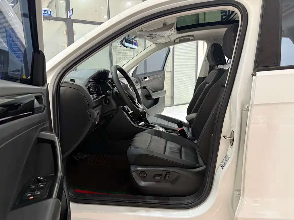 Volkswagen T-Roc — миниатюра 9
