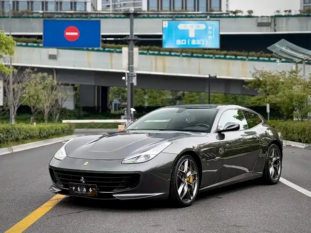 FERRARI GTC4LUSSO