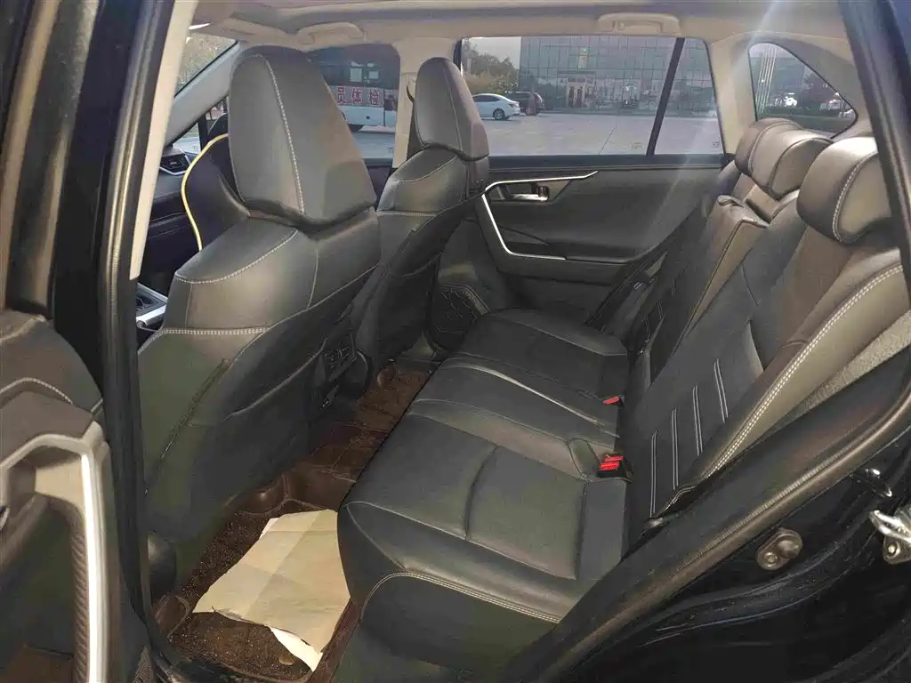 Toyota RAV4 — миниатюра 8