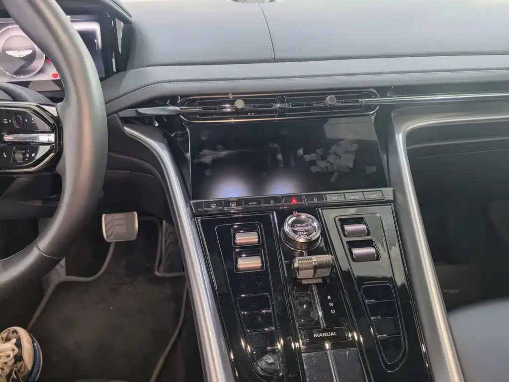 Aston Martin DB12 — миниатюра 8