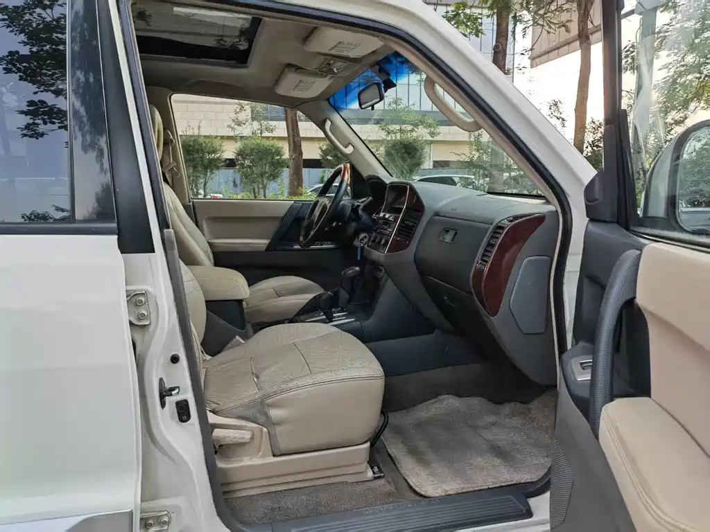 Mitsubishi Pajero (Import) — миниатюра 9