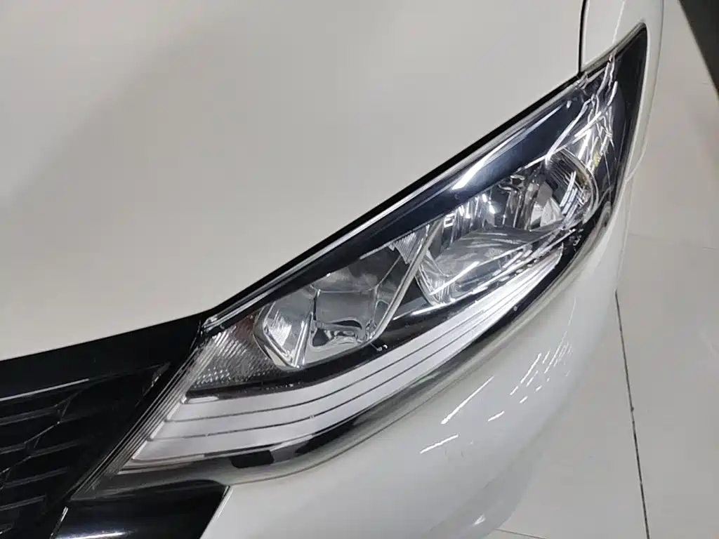 Nissan Tiida — миниатюра 24