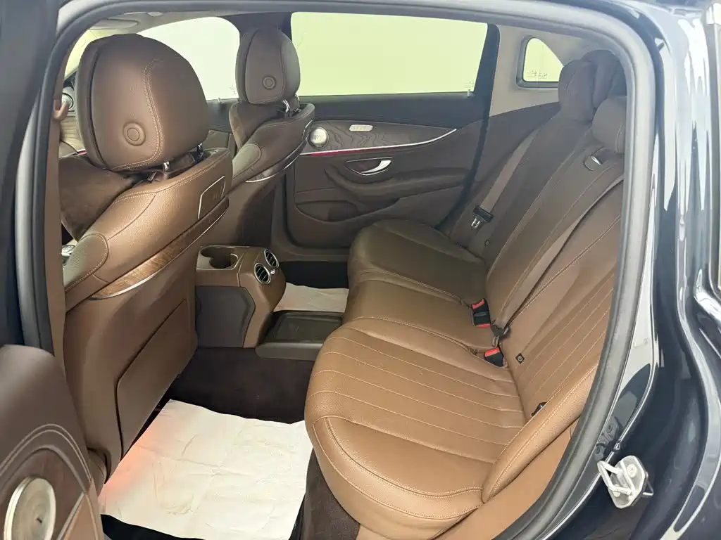 Mercedes-Benz E-Class — миниатюра 6