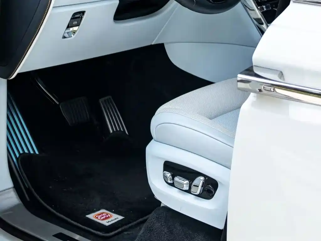 Rolls-Royce Cullinan — миниатюра 11