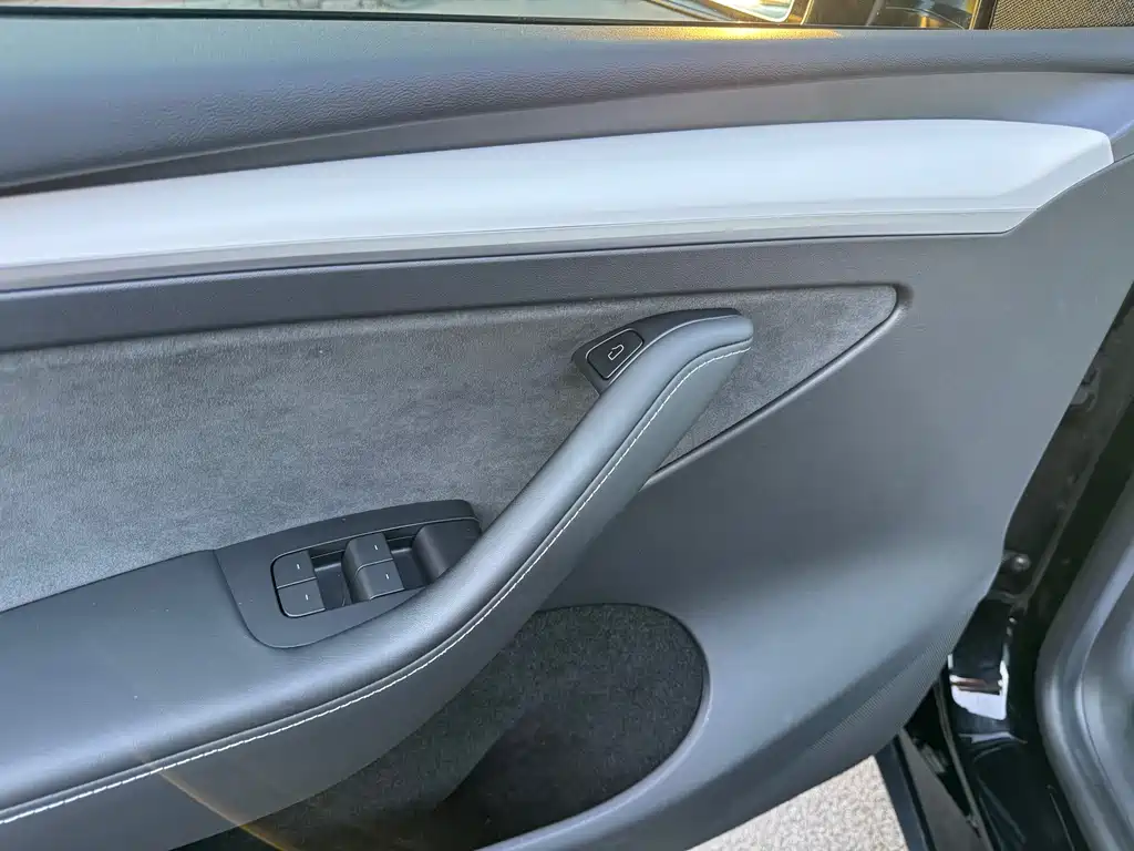 Tesla Model Y — миниатюра 25