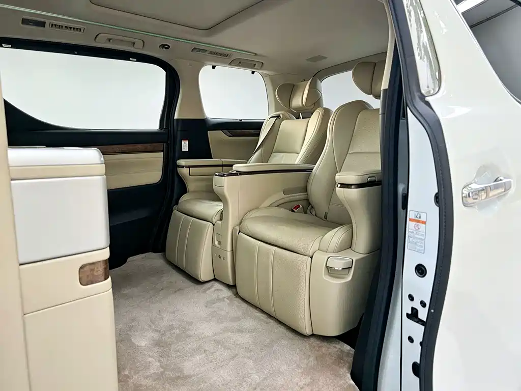 Toyota Alphard — миниатюра 13