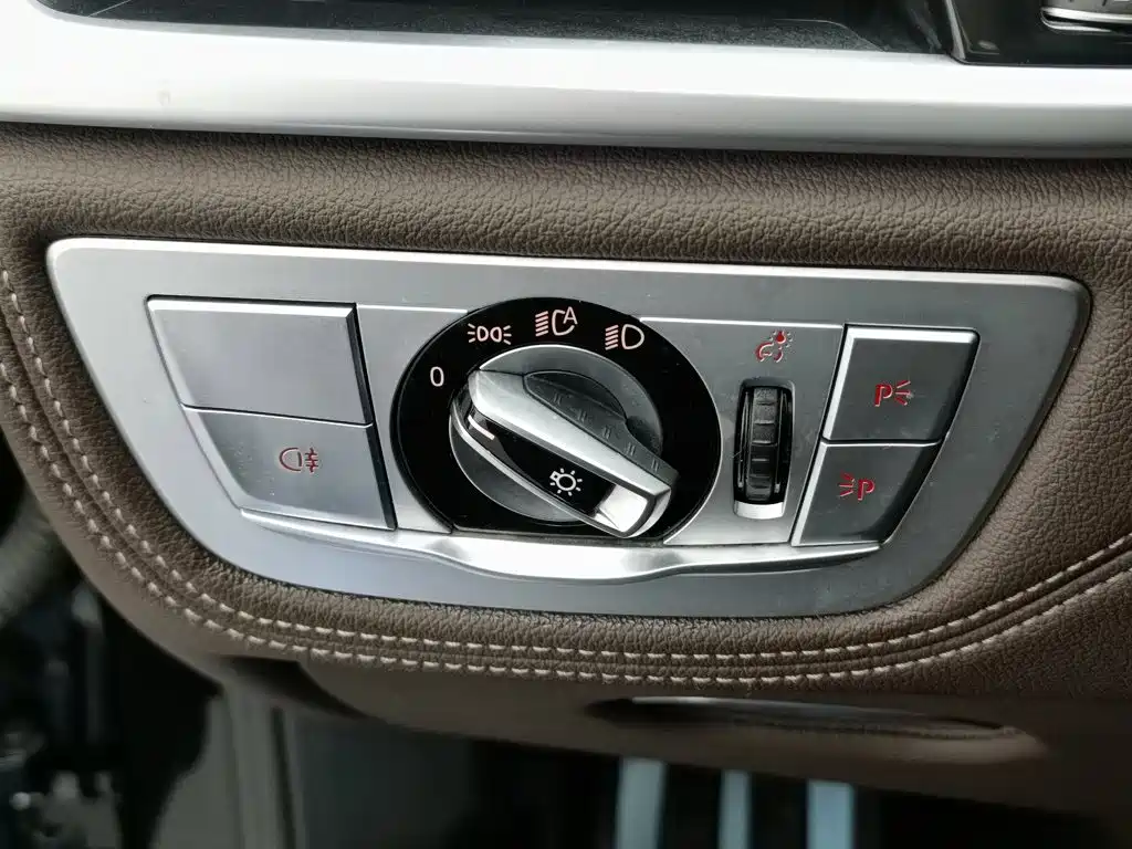 BMW 7 Series — миниатюра 21
